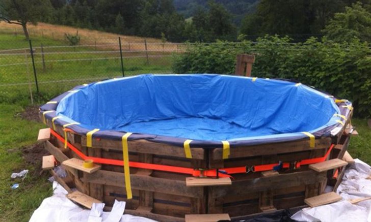 ฟินลดร้อน DIY สระว่ายน้ำเก๋ๆ จากไม้พาเลทเพียง 9 ชิ้น