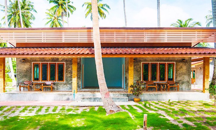 แบบบ้านสไตล์โมเดิร์น ผนังปูนเปลือย มีเฉลียงหน้าบ้าน ใช้งบประมาณราว 1.5-3 แสนบาท