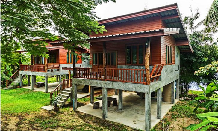 แบบบ้านยกพื้นมีใต้ถุน หลังคาเพิงหมาแหงน ผสมผสานงานไม้และปูนเปลือย