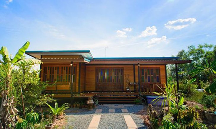บ้านไม้น็อคดาวน์ชั้นเดียว กลิ่นอายแบบเรือนไทย 2 ห้องนอน 3 ห้องน้ำ โดดเด่นด้วยบานประตูกระจกสี