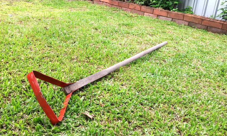 DIY “ไม้ดายหญ้าจากเหล็กคีบถ่าน” ด้วยงบประมาณเพียง 20 บาท