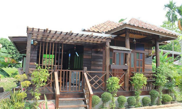 บ้านไม้ชั้นเดียว 1 ห้องนอน 1 ห้องน้ำ พร้อมระเบียงหน้าบ้าน ออกแบบเพื่อใช้เป็นเรือนพักรับรอง