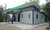บ้านน็อคดาวน์ขนาดกะทัดรัด ฟังก์ชันเรียบง่าย สวยงามเหมือนบ้านปูน 2 ห้องนอน 1 ห้องน้ำ งบประมาณ 550,000 บาท