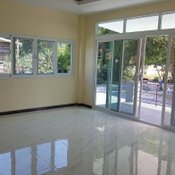 แบบบ้านชั้นเดียวโทนสีขาวตัดเทา งบ 800,000 บาท