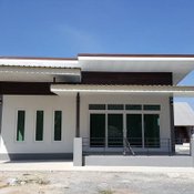 แบบบ้านชั้นเดียวโทนสีขาวตัดเทา งบ 800,000 บาท