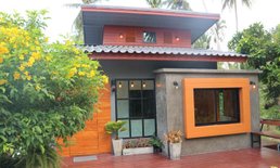 บ้านชั้นเดียวแนวรีสอร์ท บรรยากาศธรรมชาติติดแม่น้ำ พร้อมที่พักผ่อนภายนอกสุดชิล