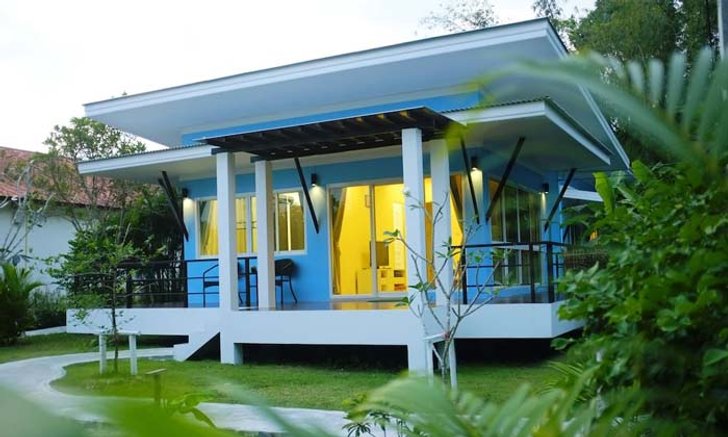 แบบบ้านโมเดิร์นยกพื้น มีระเบียงด้านหน้า-ด้านข้าง ใช้งบก่อสร้าง 4-5 แสนบาท