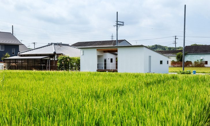 บ้านโมเดิร์นรูปตัว U มีวิวทุ่งนาและธรรมชาติสีเขียวสวยงาม