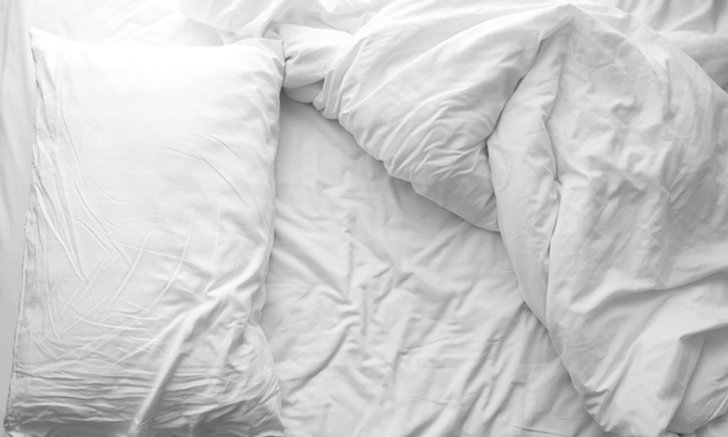 5 สิ่งที่ไม่ควรทำ เมื่อคุณใช้ผ้าปูที่นอนสีขาว
