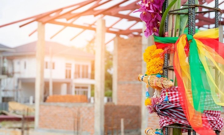 .พิธีลงเสาเอกบ้าน ความหมาย ของที่ต้องใช้ และขั้นตอนทำพิธีอย่างละเอียด.