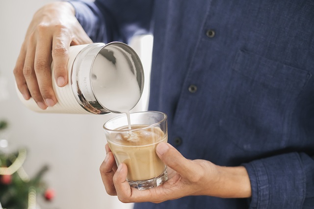 การเทฟองนมใน กาแฟ nespresso