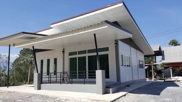 แบบบ้านชั้นเดียวโทนสีขาวตัดเทา