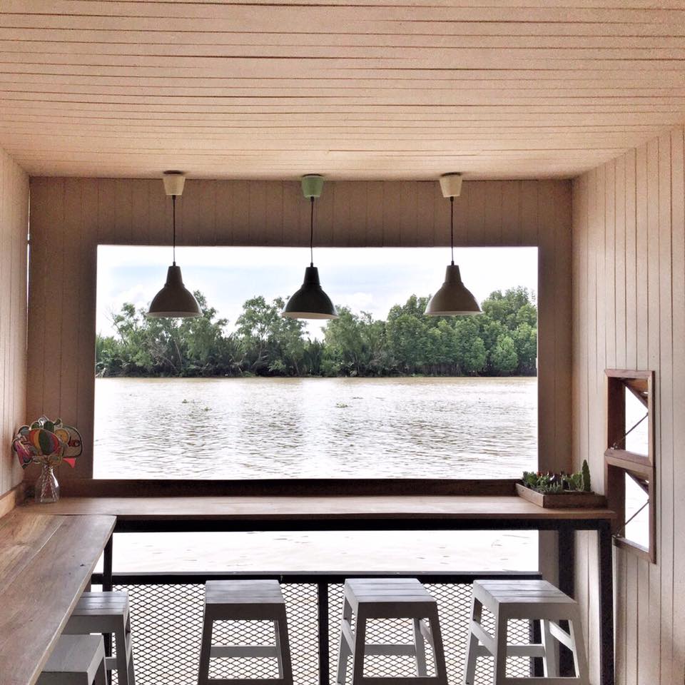  แบบร้านกาแฟริมแม่น้ำ รีโนเวทจากบ้านไม้เก่า