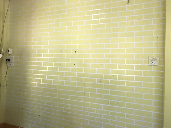 นำเทปกาวมาแปะเป็นลายอิฐ