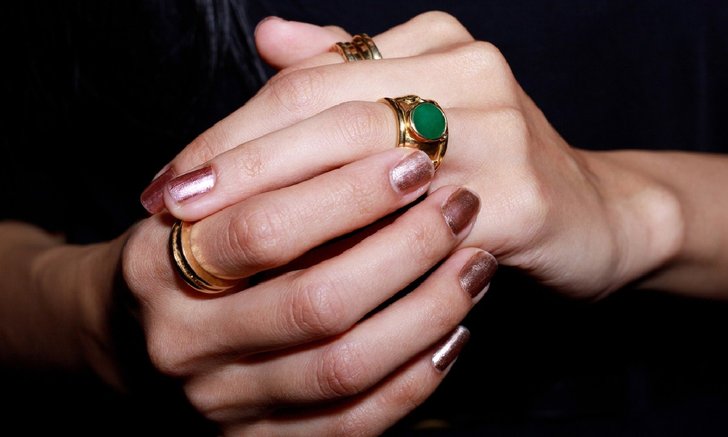 .สวมแหวนนิ้วไหนดี เปิดทริคสวมแหวนเสริมดวงให้ปัง ตลอดปี 2565.