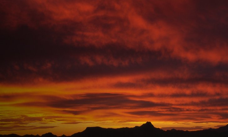 .ทำนายฝัน ฝันเห็นท้องฟ้า ฝันเห็นท้องฟ้าสีแดง หมายความอย่างไร พร้อมเลขให้โชค.