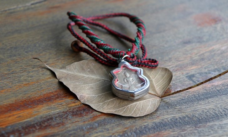 .คาถาอาราธนาพระเครื่อง สวดก่อนนำห้อยคอ คุ้มครองภยันตราย.