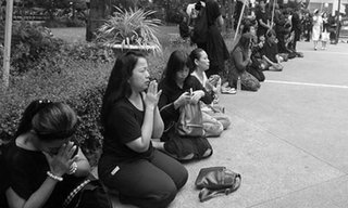 การ "ไว้ทุกข์" ธรรมเนียมที่ชาวพุทธยืดถือปฏิบัติ