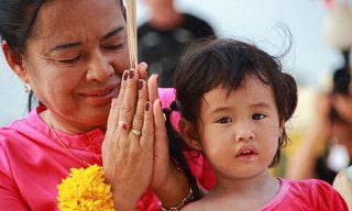 เชื่อมบุญอย่างไร ให้ครอบครัวอยู่เย็นเป็นสุข?