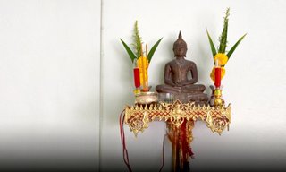 หิ้งพระควรตั้งตรงไหน ตำแหน่งหิ้งพระที่ถูกต้อง พร้อมข้อห้ามที่ควรรู้