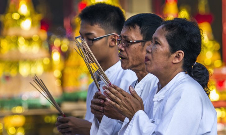 ทำบุญเสริมดวงในประเพณี "วันออกพรรษา"