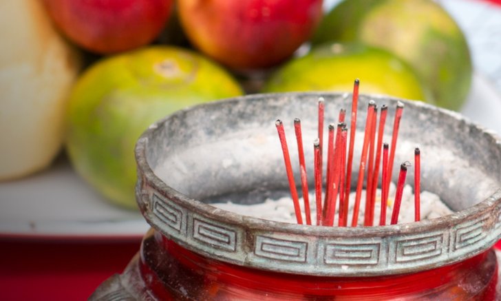 .วิธีไหว้เจ้าที่ใช้ธูปกี่ดอก เพื่อขอโชคลาภ และใช้ของไหว้อะไรบ้าง.