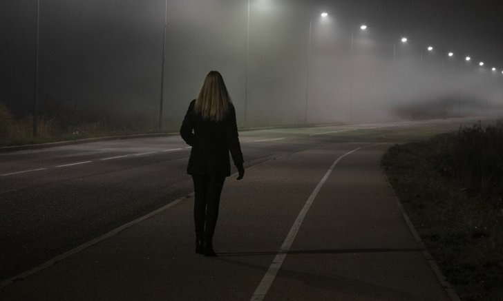 .ฝันเห็นผู้หญิงใส่ชุดดำ ฝันเห็นผู้หญิงใส่ชุดขาว หมายถึงอะไร พร้อมเลขเด็ดที่เกี่ยวกับความฝัน.