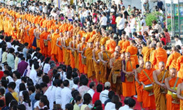 ร่วมทำบุญตักบาตรพระสงฆ์ 1,800 รูป ณ แฟชั่นไอซ์แลนด์