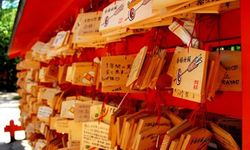 ป้ายขอพร “เอมะ” ในศาลเจ้าญี่ปุ่นคืออะไร? มาเรียนรู้ที่มาและวิธีการเขียนคำอธิษฐานที่คุณอาจยังไม่รู้กัน