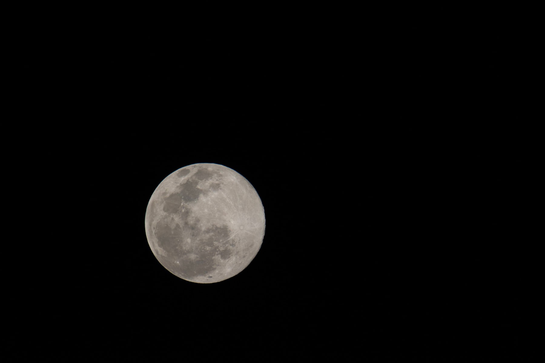 ภาพถ่ายดวงจันทร์ โดย การะเกต์ ศรีปริญญาศิลป์ 