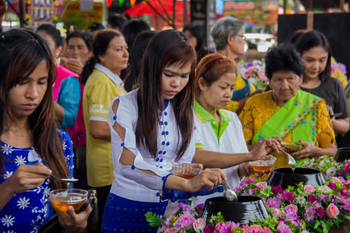 บรรยากาศงานบุญประเพณี ตักบาตรน้ำผึ้ง