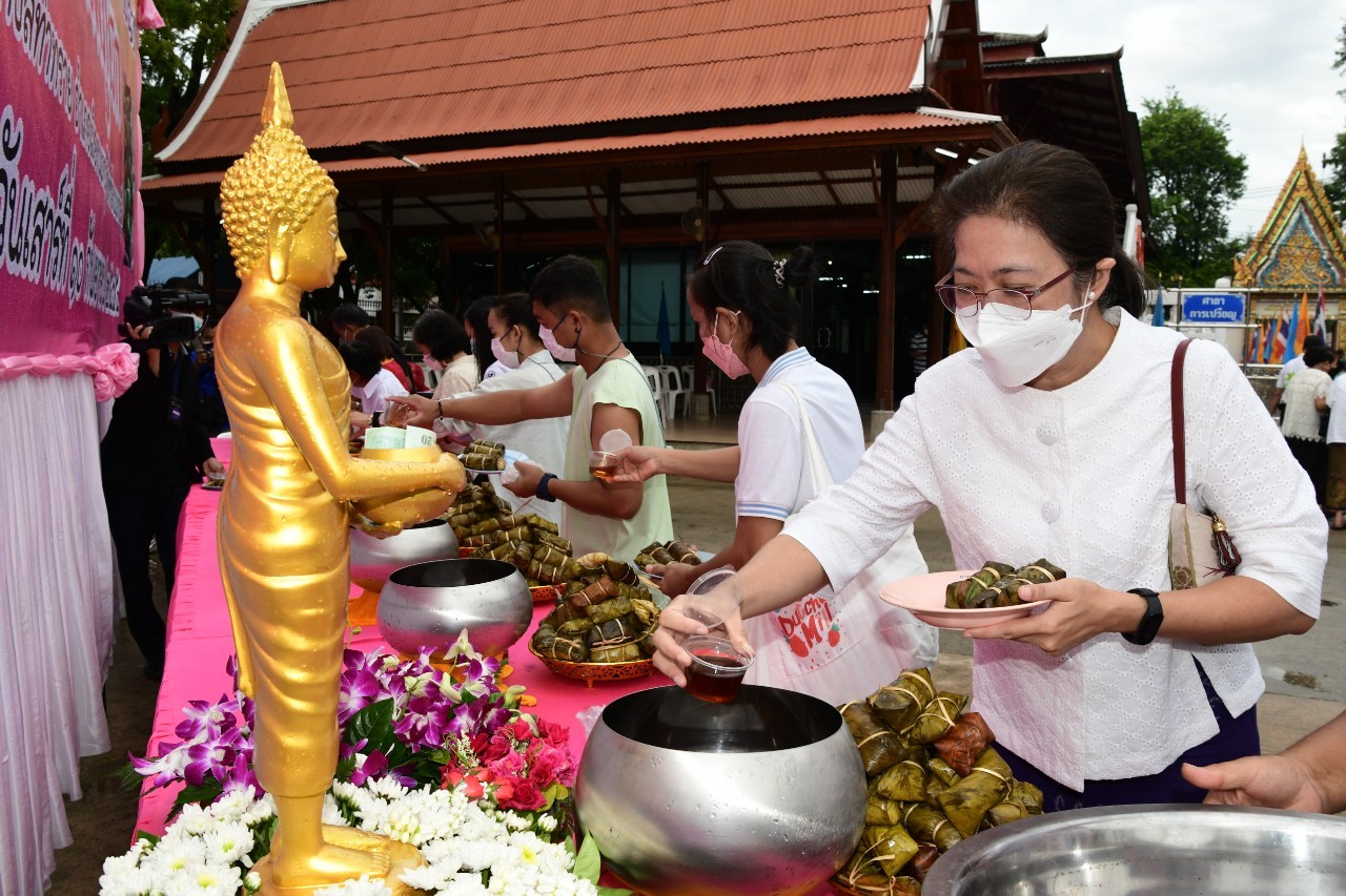 ประเพณีตักบาตรน้ำผึ้ง