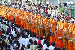 ร่วมทำบุญตักบาตรพระสงฆ์ 1,800 รูป ณ แฟชั่นไอซ์แลนด์