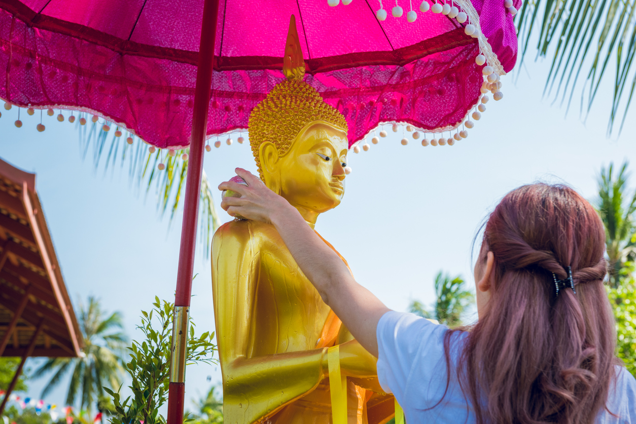 สรงน้ำพระเสริมดวงในวันสงกรานต์