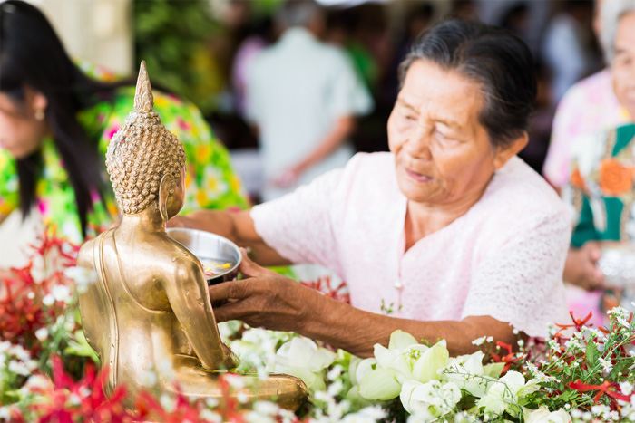 สรงน้ำพระเสริมดวงในวันสงกรานต์