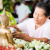 สรงน้ำพระเสริมดวงในวันสงกรานต์