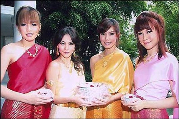 ดูกันชัดๆ เกิร์ลลี่ เบอร์รี่ กับภาพร้อนๆ กระฉ่อนสงกรานต์