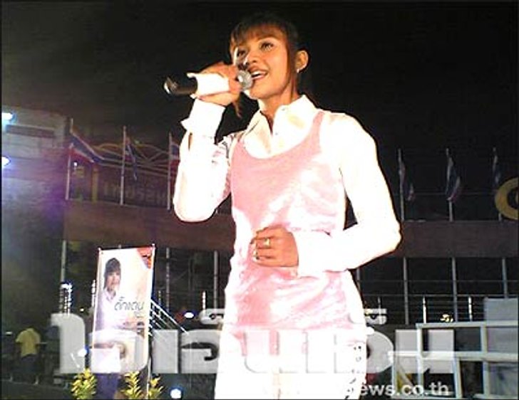 ตั๊กแตน ดี๊ด๊า ขึ้นเวทีคอนเสิร์ตประกบ ป๋าเบิร์ด ธงไชย