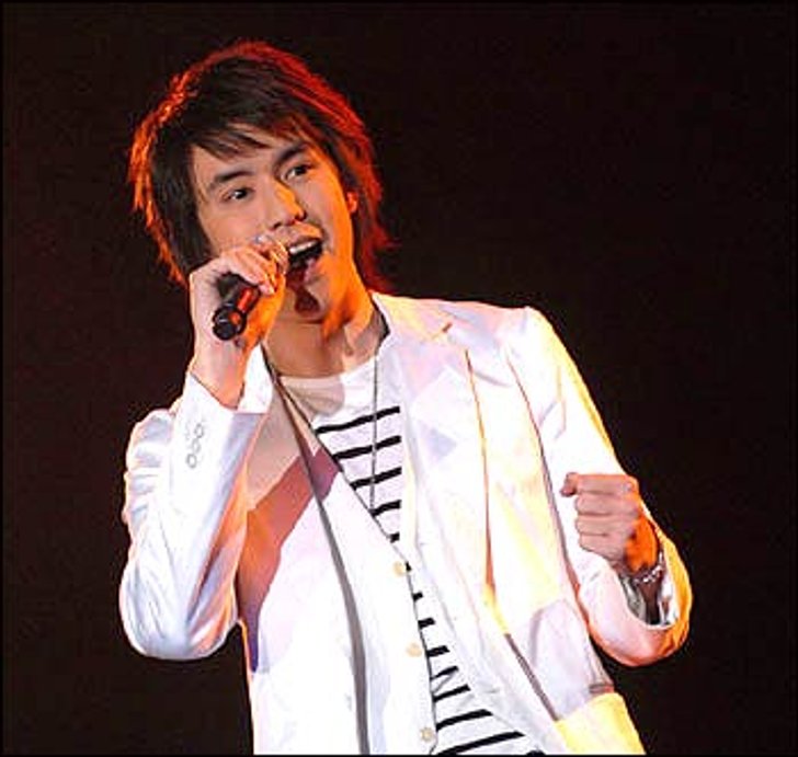 รุจ ยิ้มพอใจ เซ็นสัญญาค่าตอบแทนอัลบั้ม เดอะสตาร์ 4