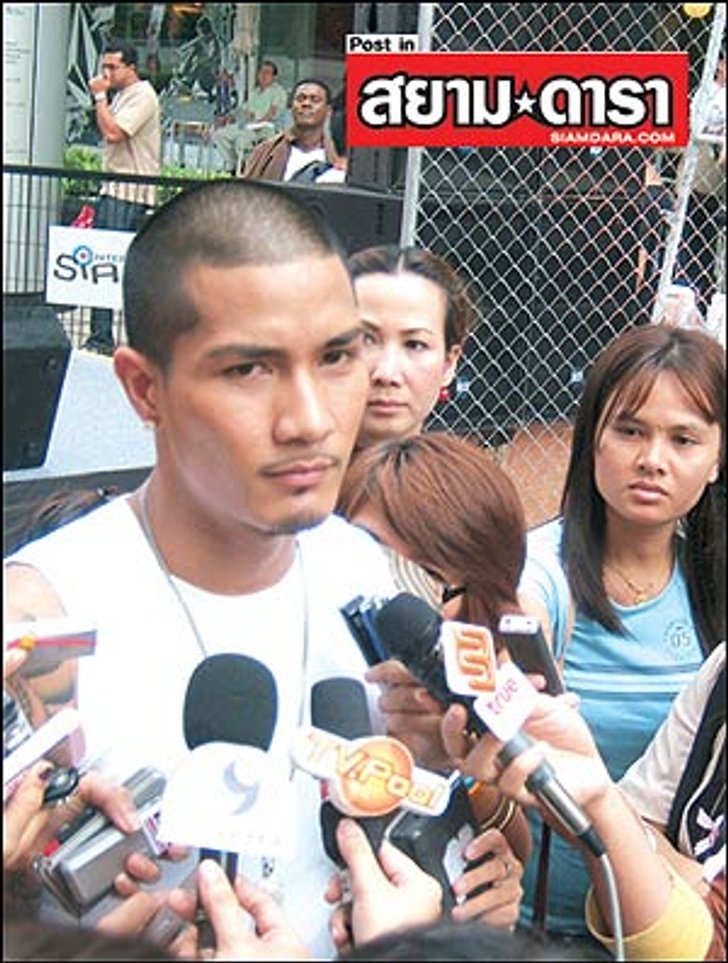ซะงั้น! นักเที่ยวแห่จองโต๊ะ แมน โดนตื้บในร้าน แบงค์