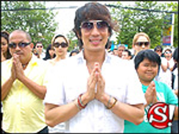 เบิร์ด นำทีมบวงสรวงก่อนขึ้นคอนเสิร์ต แบบ เบิร์ด เบิร์ด โชว์