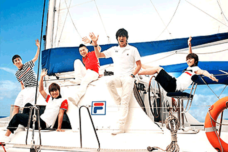 บิ๊กแบง (BIGBANG) ถ่ายโฆษณา FILA ต้อนรับฤดูร้อนท่ามกลางอากาศเย็นสบาย