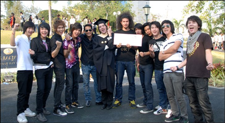 ดีเจ.แบงค์ สุดปลื้มใจ รับปริญญาบัตร