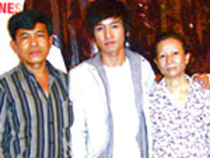สองสาวเพื่อนซี้ วีเจ.จูนและ เอมี่ หอบดอกไม้ช่อโต โผล่...เซอร์ไพร้ซ วีเจ.-เนส-ธนดล