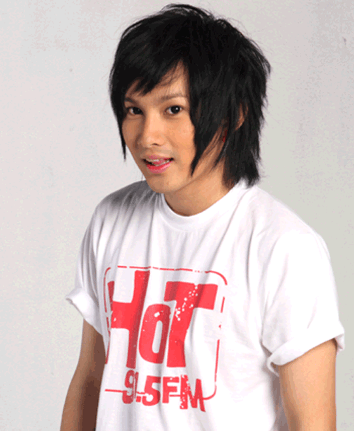 ดีเจ อิ๊กคิวก็ฉายแววศิลปินคว้าไมค์ร้องเพลงกับเขาบ้างแล้ว
