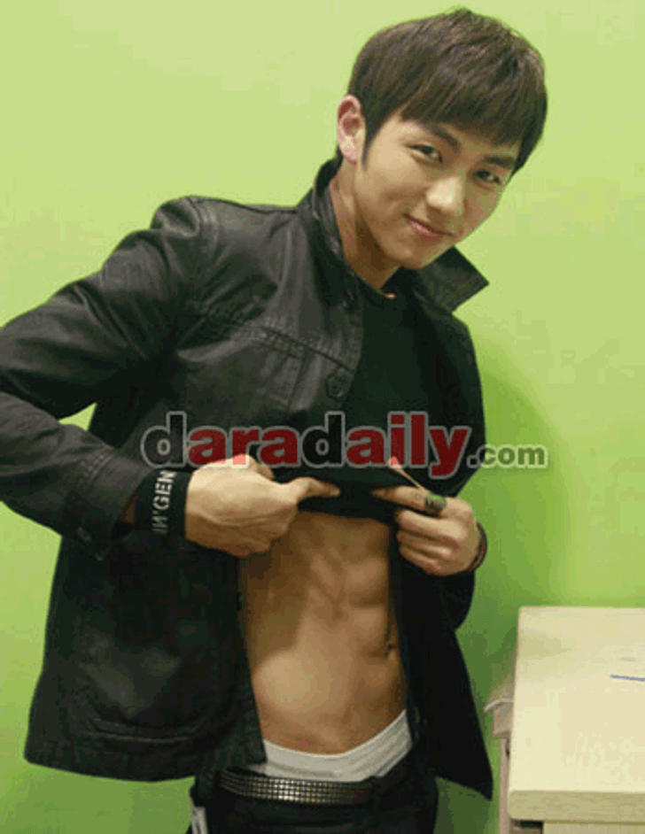 อิมซึลองวง 2AM โชว์ซิกซ์แพค