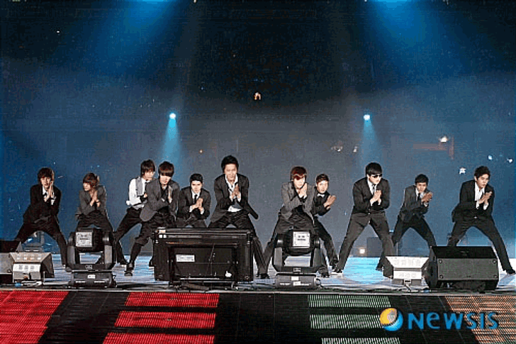 ซุปเปอร์จูเนียร์-จางรีอินขึ้นโชว์ในคอนเสิร์ตเฉินหลง