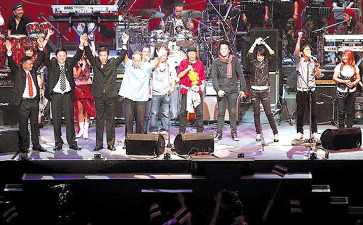 คาราบาวขนแขกรับเชิญล้นเวที คอนเสิร์ต 3 ช่า สามัคคี
