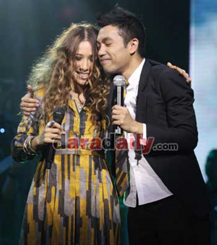 ป๊อด ฟ้องด้วยภาพ โชว์แมน..จุ๊บ ปาล์มมี่