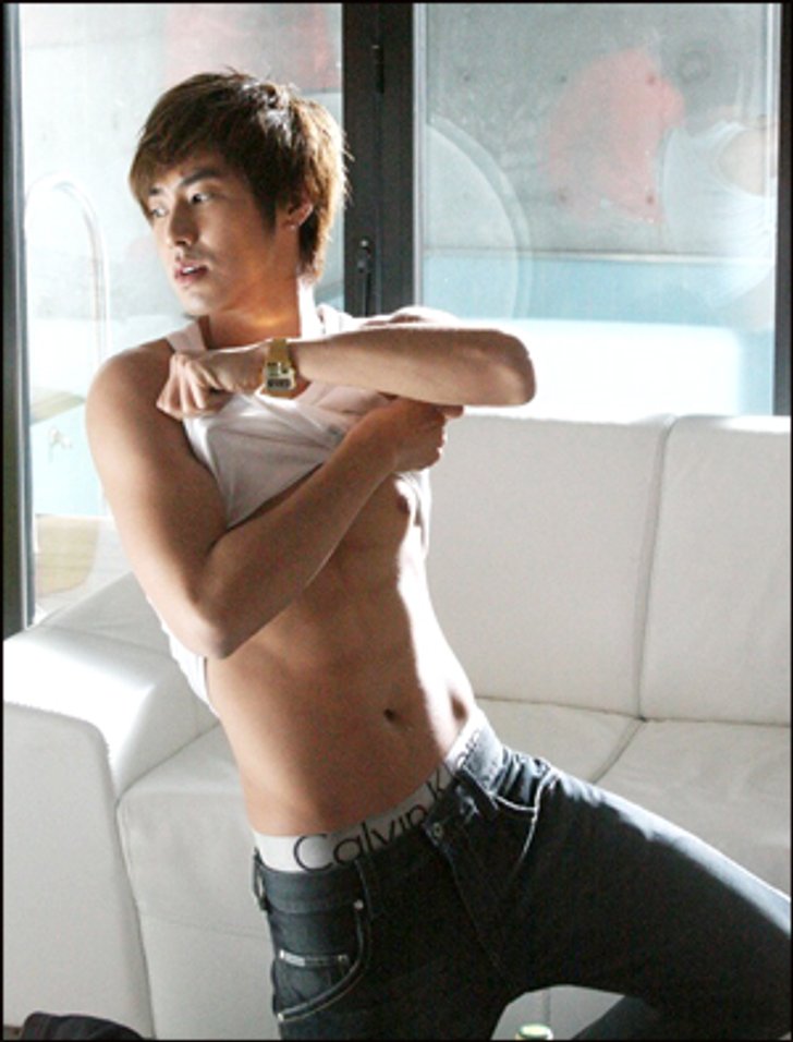 ความเจ็บปวดและคราบน้ำตา ของผู้ชายที่ชื่อ "ยุนโฮ"